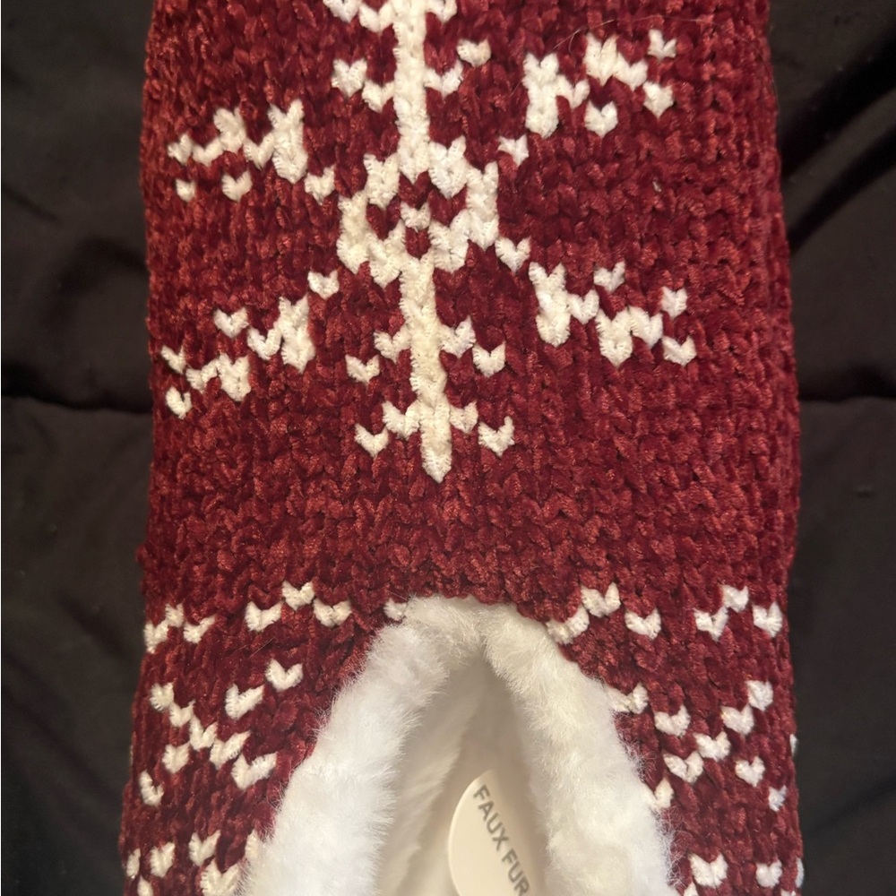 Cozy Burgundy Snowflake Sweater like Slippers! So soft and comfy! NWT 3/20$❤️